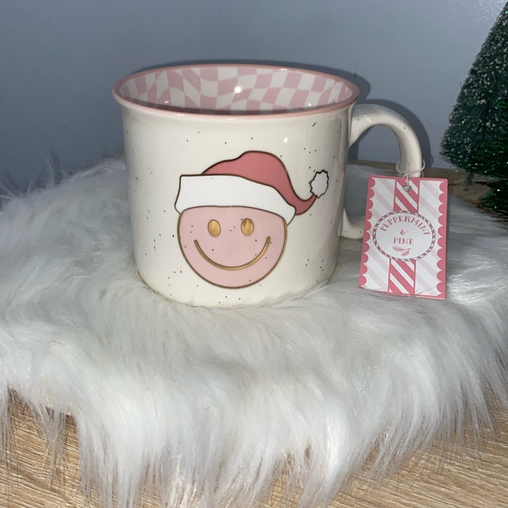 NEW PINK  SMILEY FACE SANTA HAT LARGE MUG PEPPERMINT & PINE NWT